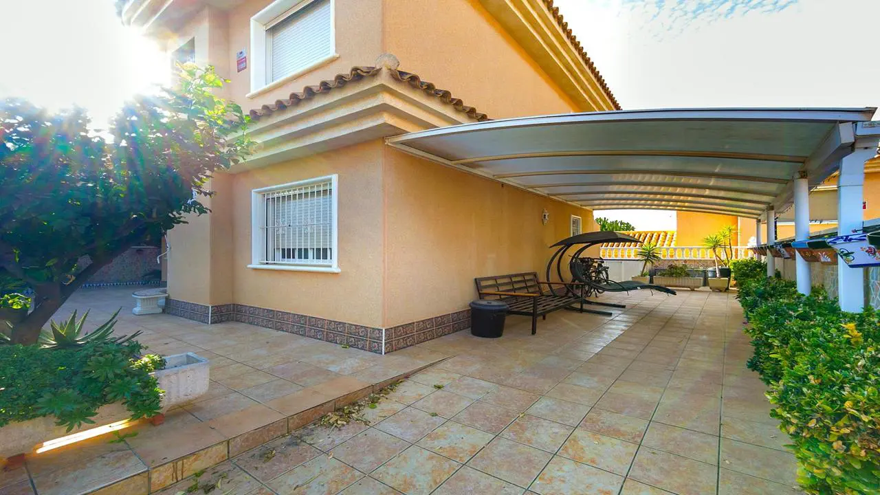 Villa Of 98 M² With Sea Views In Punta Prima, Spain
