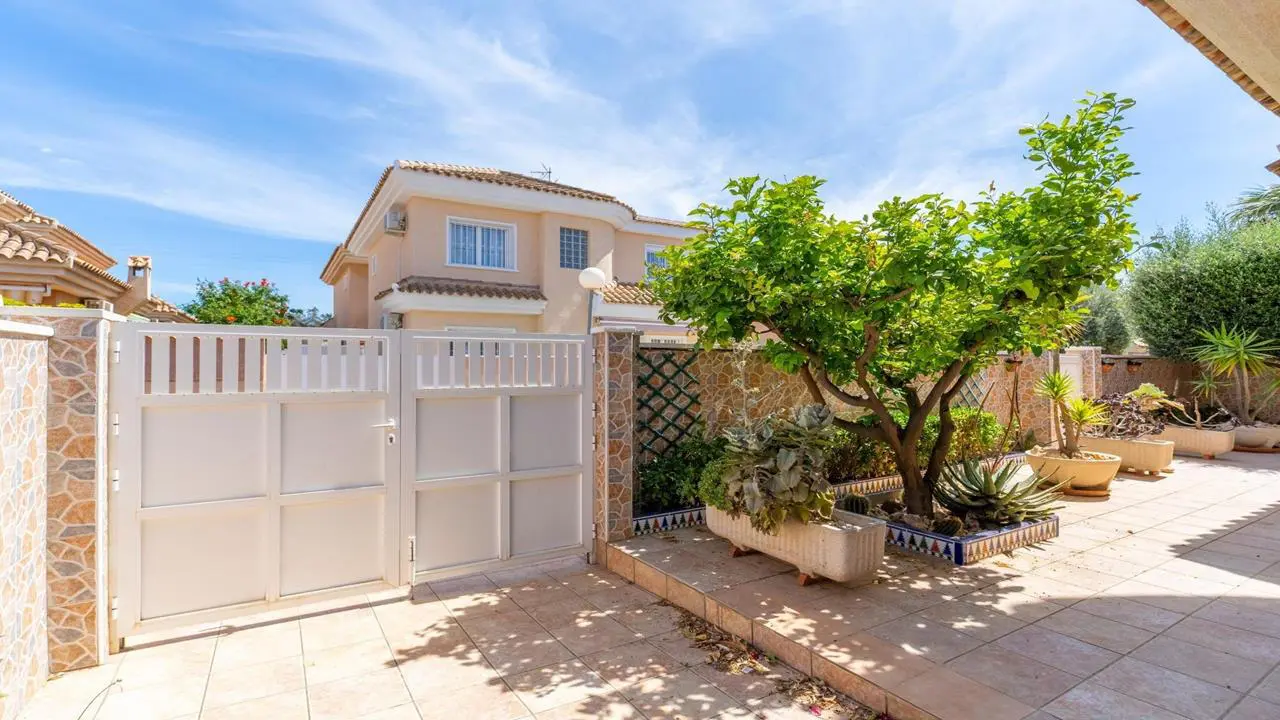 Villa Of 98 M² With Sea Views In Punta Prima, Spain