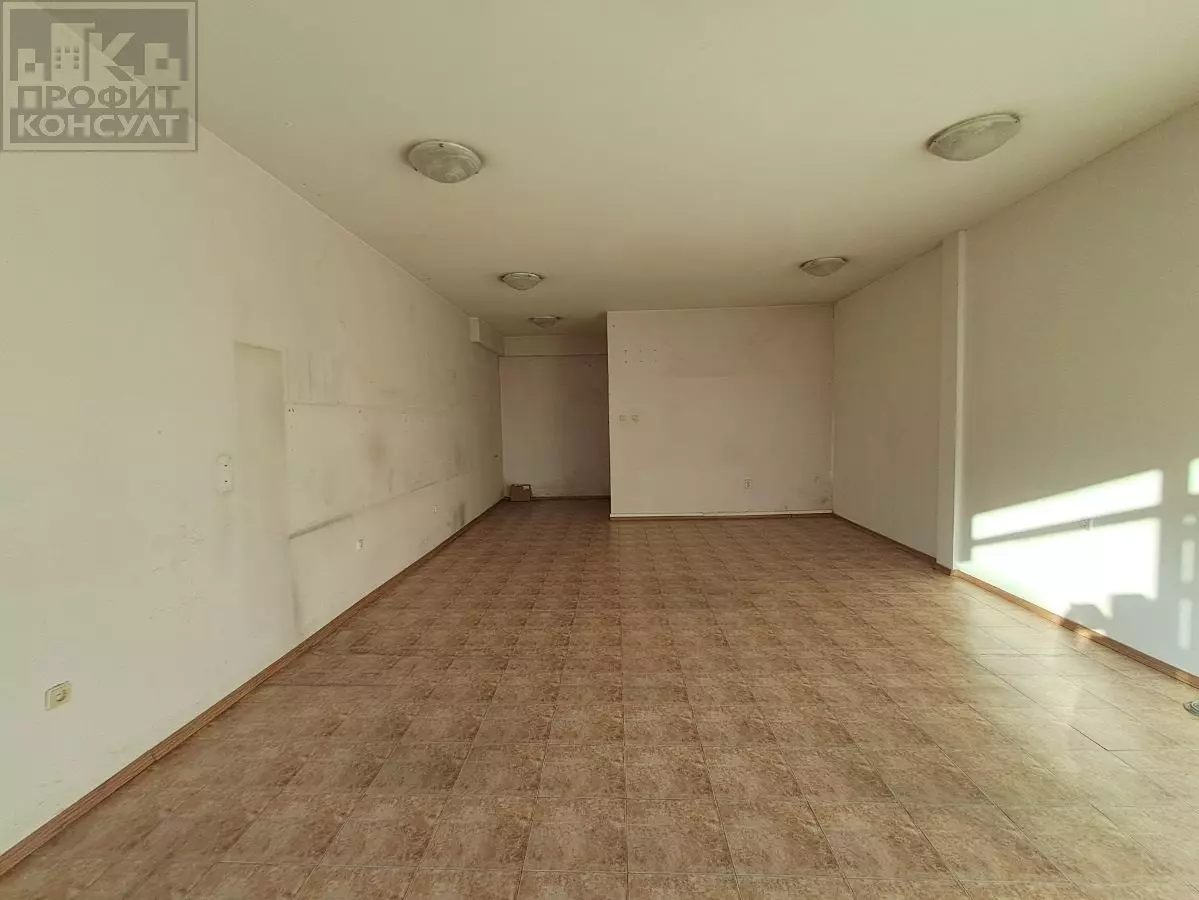 Shop Of 60 M² With A Convenient Location In Akatsiya Quarter, Veliko Tarnovo