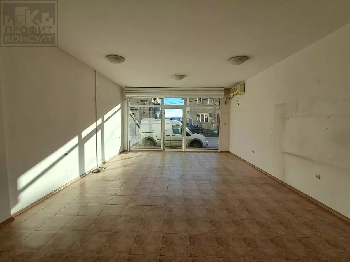Shop Of 60 M² With A Convenient Location In Akatsiya Quarter, Veliko Tarnovo