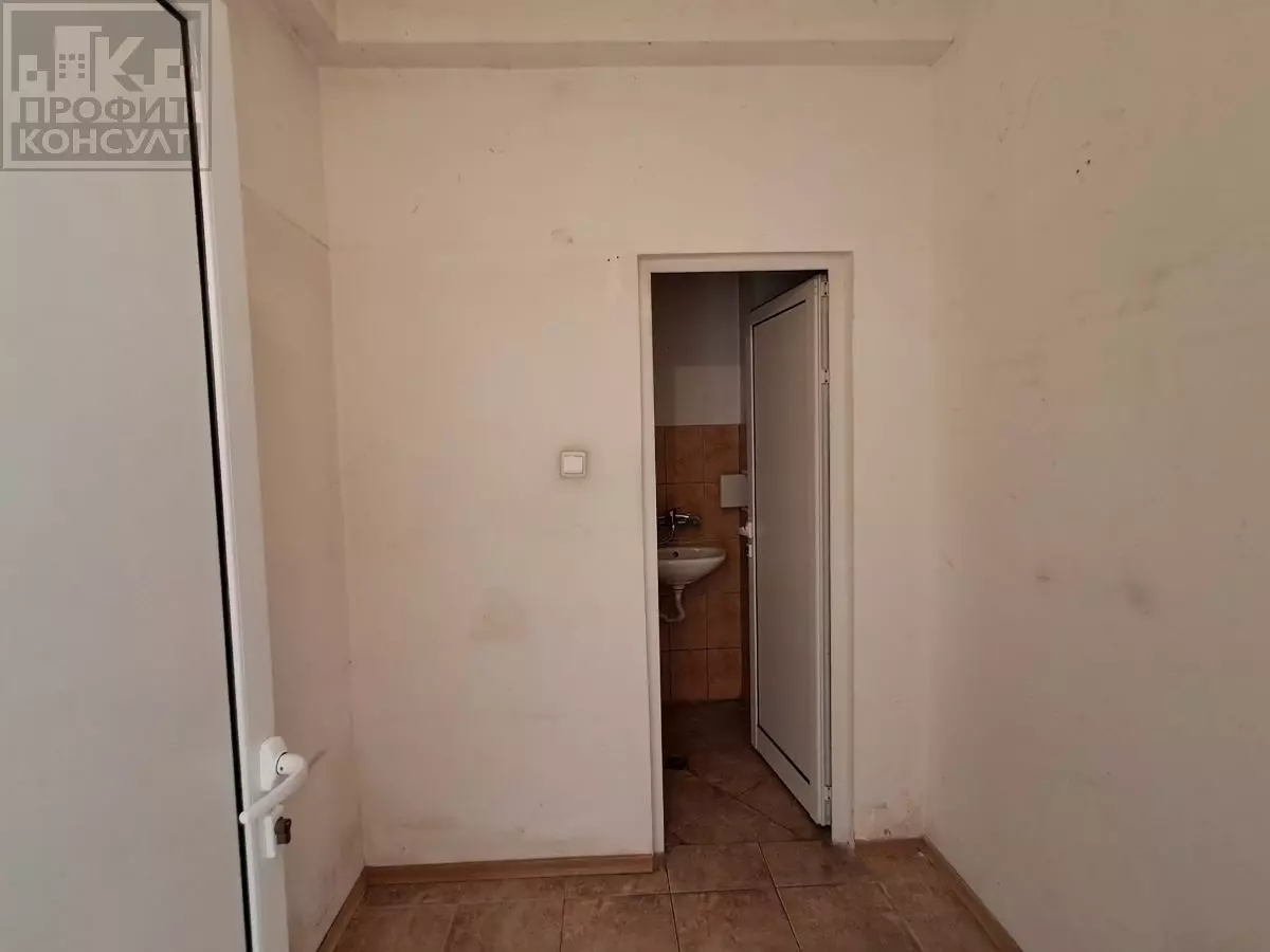 Shop Of 60 M² With A Convenient Location In Akatsiya Quarter, Veliko Tarnovo