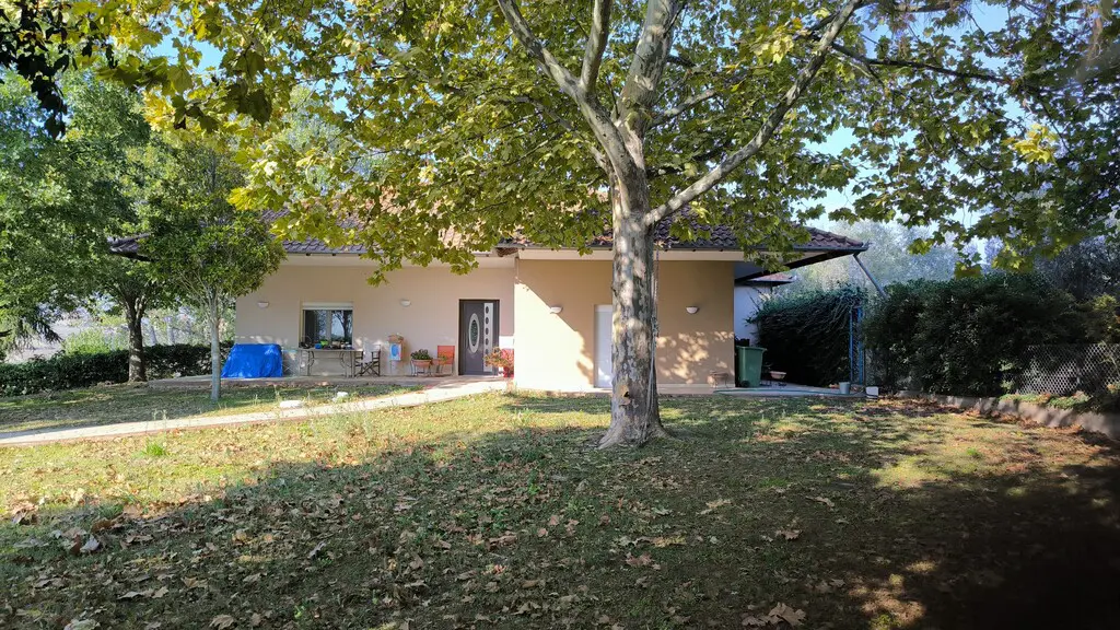 Detached House Of 378 M² With Olympic Coast In Olympic Coast
