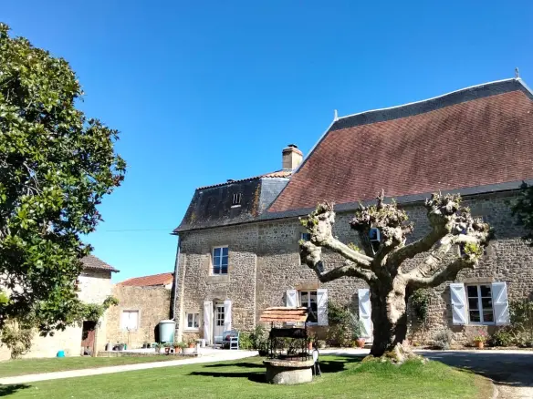 Manor House Of 0 M² With Pool, Barn In Vienne