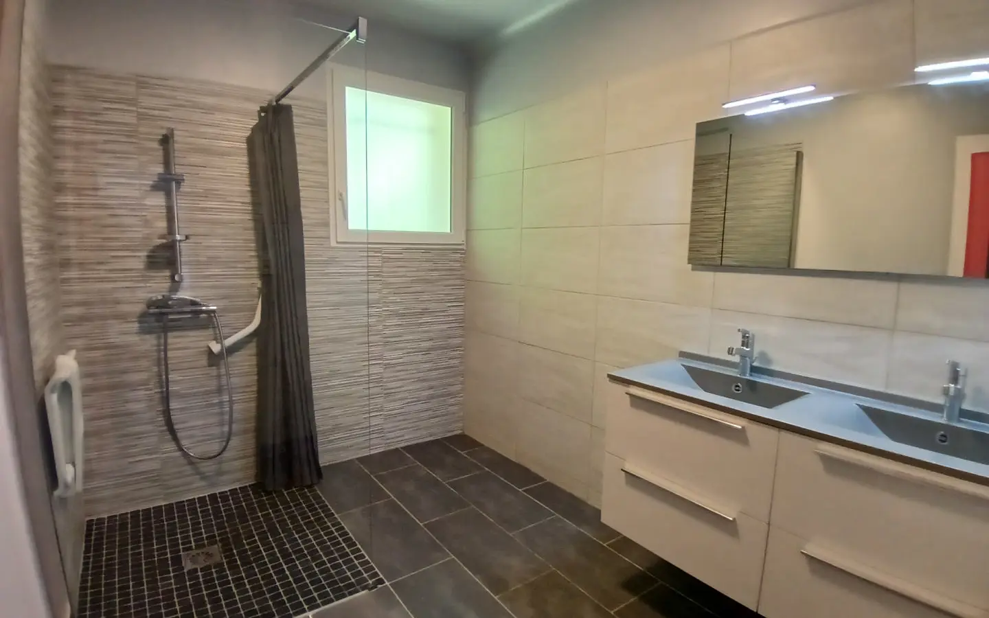 3-bedroom House In Saint-priest-les-fougeres, France (154 M²)