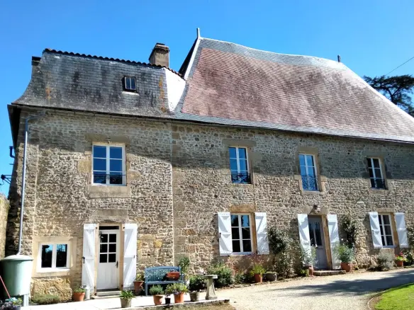 Manor House Of 0 M² With Pool, Barn In Vienne