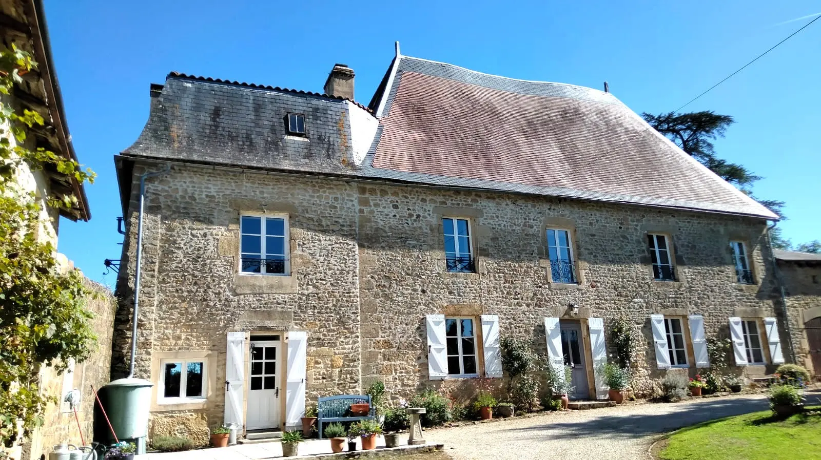 Manor House Of 0 M² With Pool, Barn In Vienne