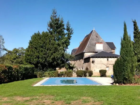 5-bedroom Manor House In Pressac, France (299 M²)