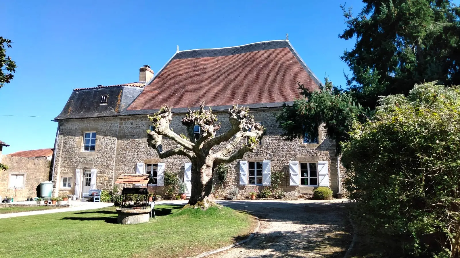 Manor House Of 0 M² With Pool, Barn In Vienne