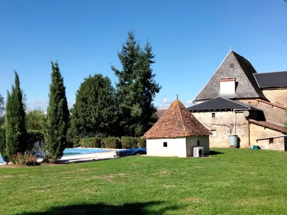 5-bedroom Manor House In Pressac, France (299 M²)