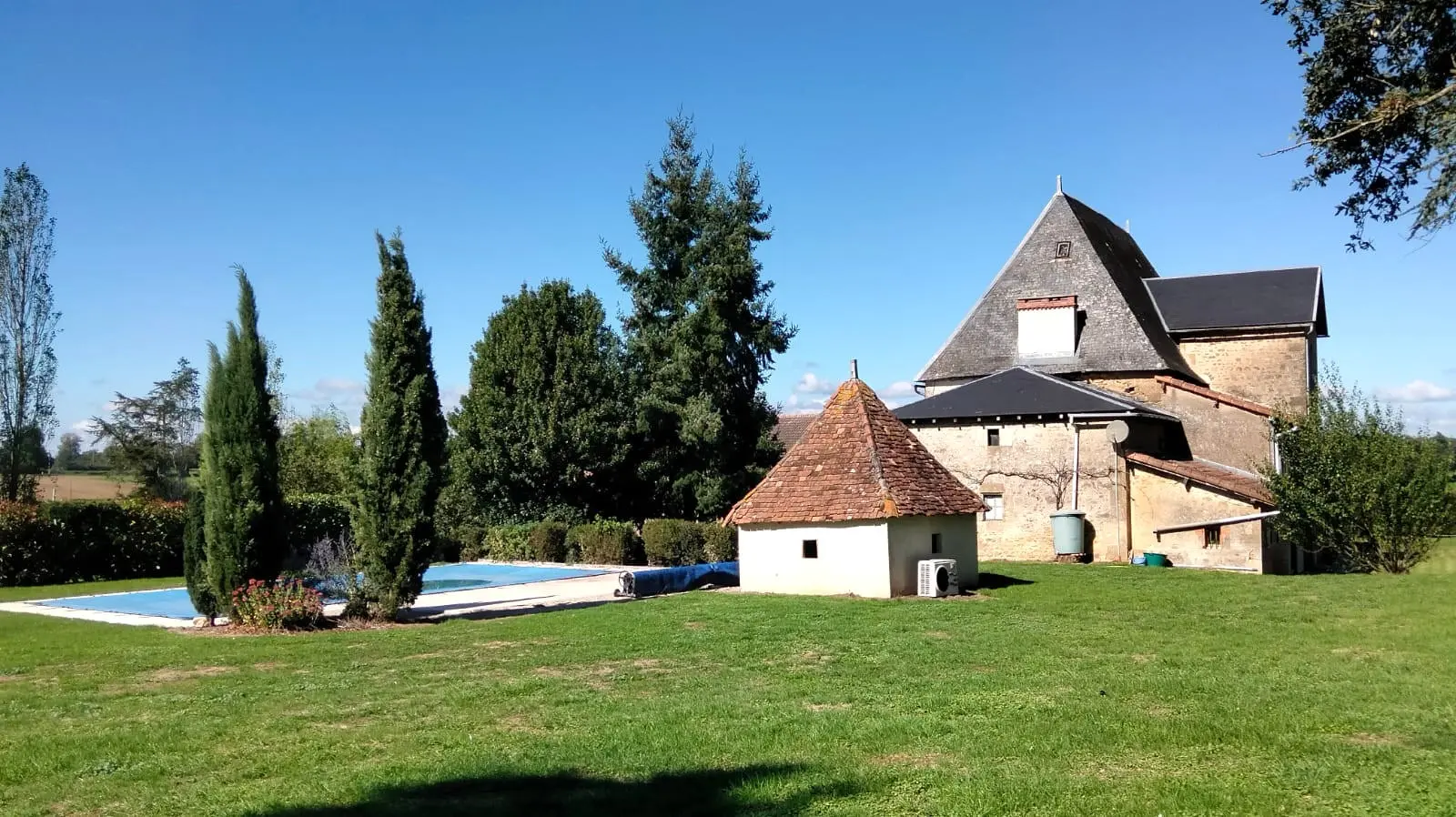 Manor House Of 0 M² With Pool, Barn In Vienne