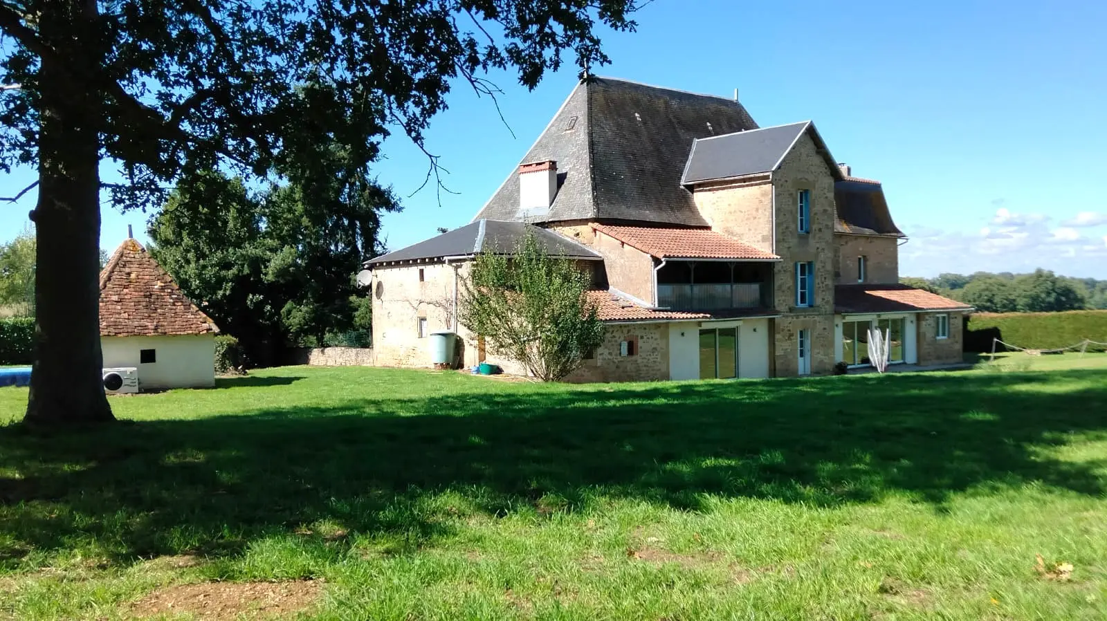 Manor House Of 0 M² With Pool, Barn In Vienne