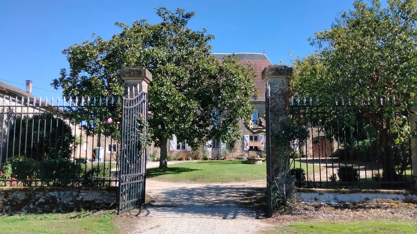 Manor House Of 0 M² With Pool, Barn In Vienne