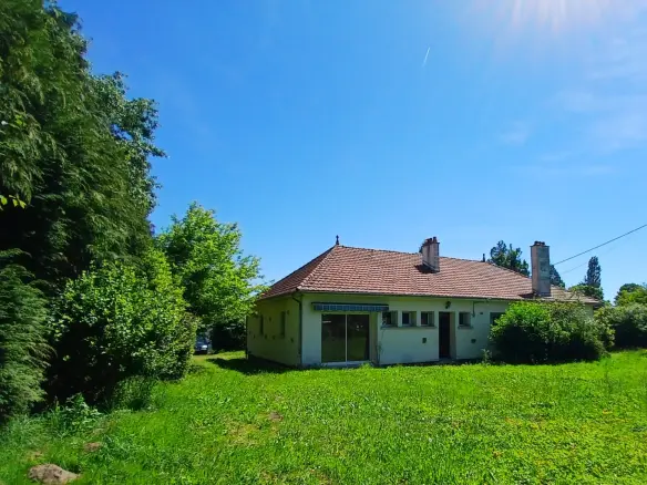 3-bedroom House In Saint-priest-les-fougeres, France (154 M²)
