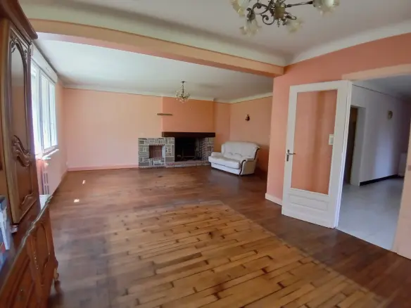 3-bedroom House In Saint-priest-les-fougeres, France (154 M²)