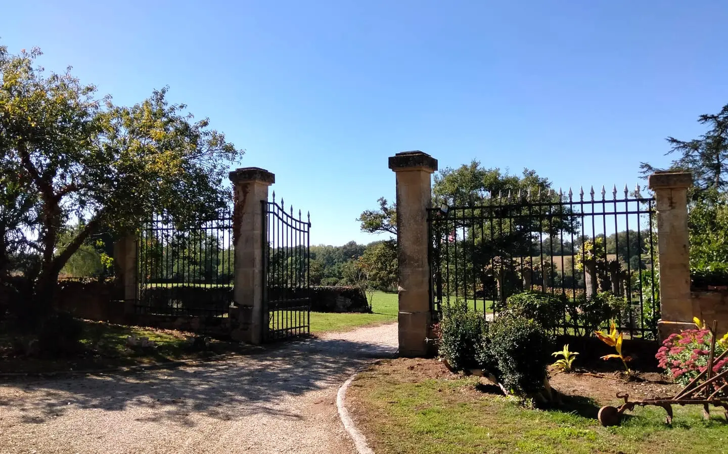 5-bedroom Manor House In Pressac, France (299 M²)