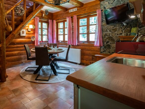 Šuma Od 6000 M² Sa Kućama U Gorskom Kotaru, Croatia