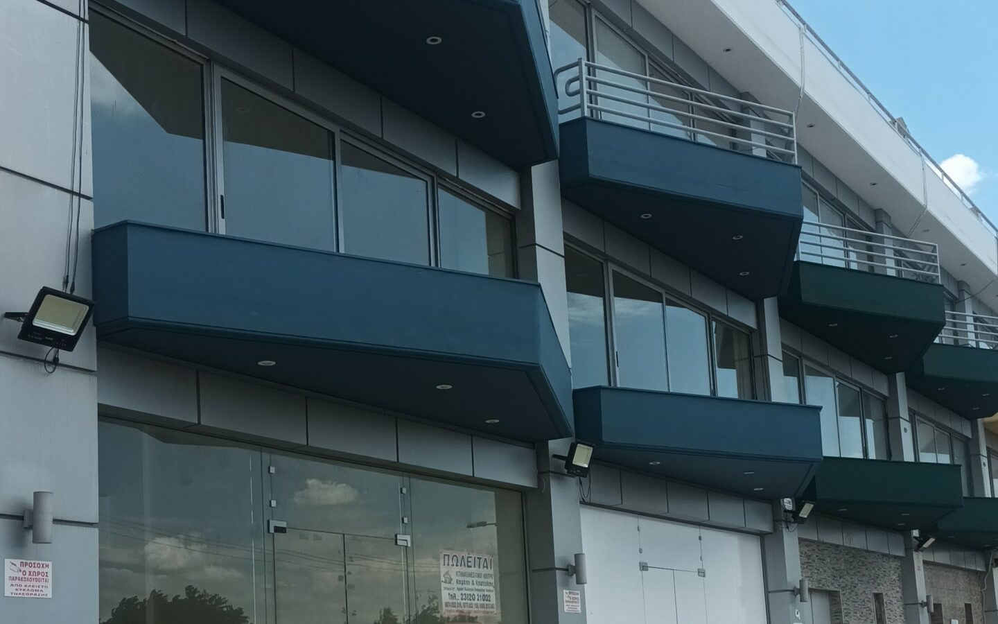 Commercial Property Of 360 M² In North Greece