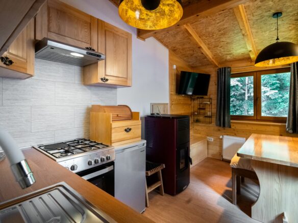 Šuma Od 6000 M² Sa Kućama U Gorskom Kotaru, Croatia