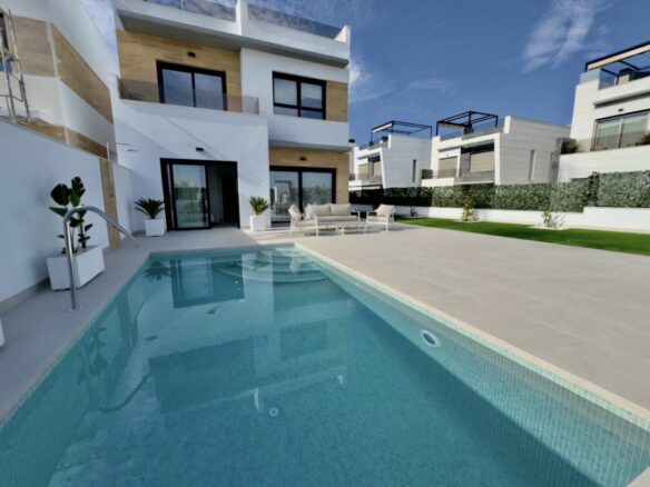 Villa Of 150 M² With Pool In Benijofar, Alicante