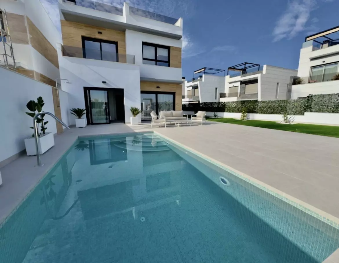 Villa Of 150 M² With Pool In Benijofar, Alicante