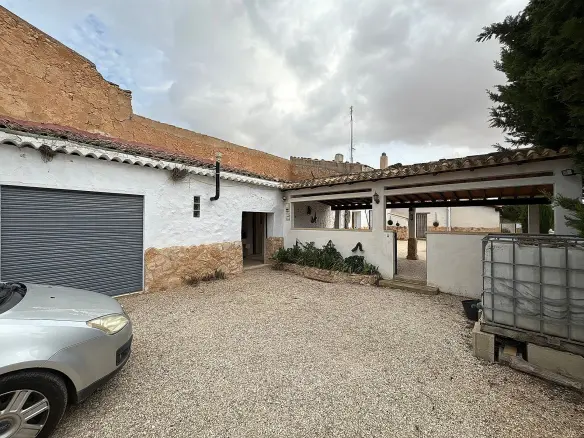 5-bedroom Semi In Pinoso, Spain (887 M²)
