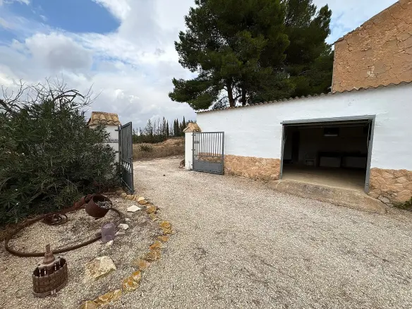 5-bedroom Semi In Pinoso, Spain (887 M²)