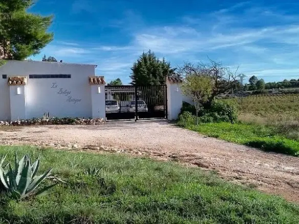 5-bedroom Semi In Pinoso, Spain (887 M²)