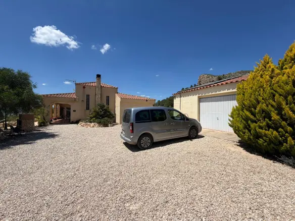 3-bedroom Detached Villa In Sax, Spain (200 M²)