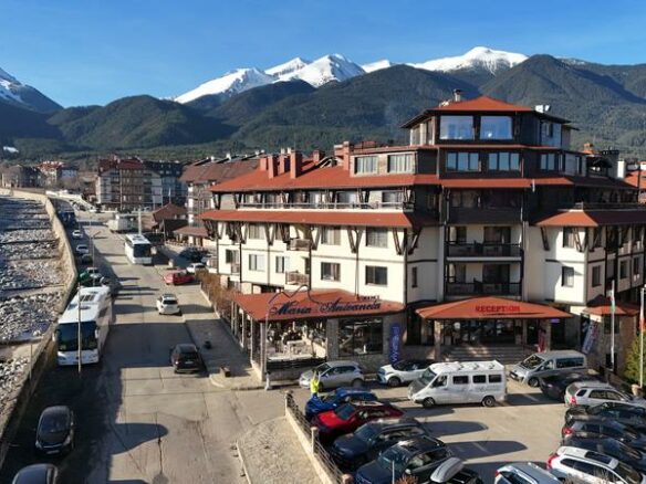 Rare Investment & Ski Retreat | 2 Min To Gondola | Independent Airbnb | Fireplace | Spa | Private Terrace