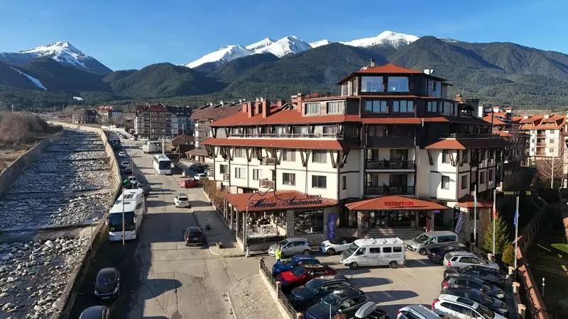 Rare Investment & Ski Retreat | 2 Min To Gondola | Independent Airbnb | Fireplace | Spa | Private Terrace