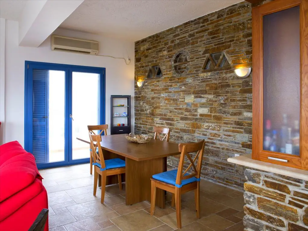 Commercial Property Of 370 M² In Cyclades