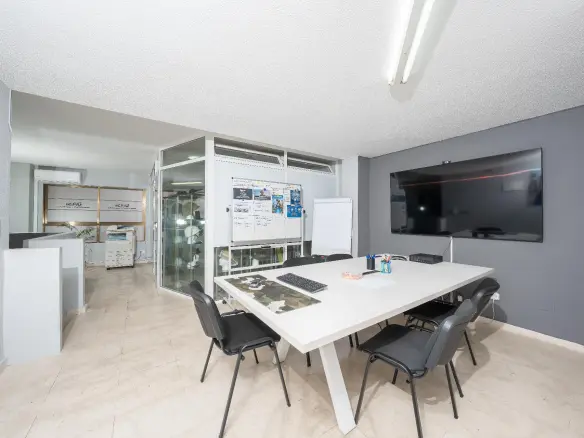 Commercial Unit Of 105 M² In Alicante, Spain