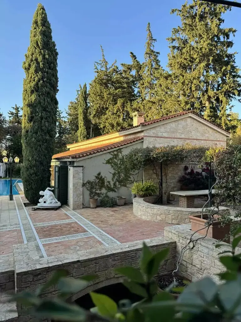 Villa Of 837 M² In Athens
