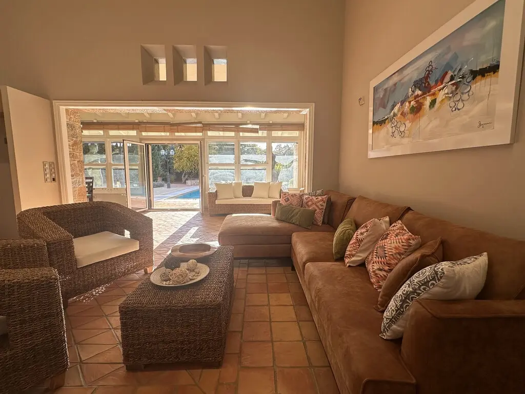Villa Of 837 M² In Athens