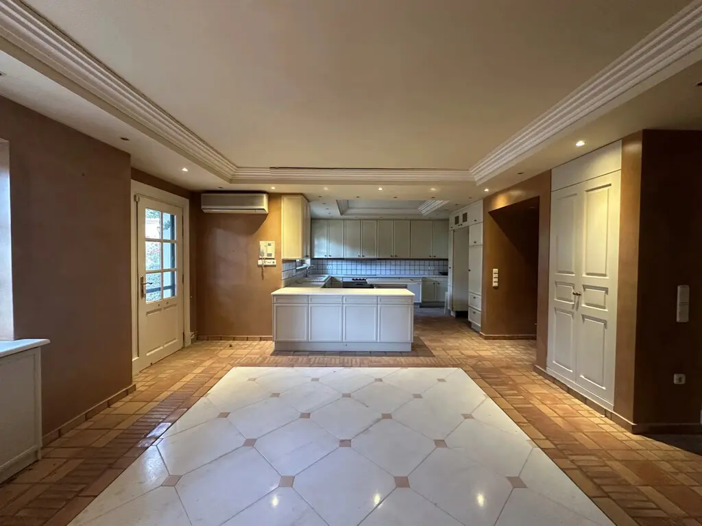 Villa Of 837 M² In Athens