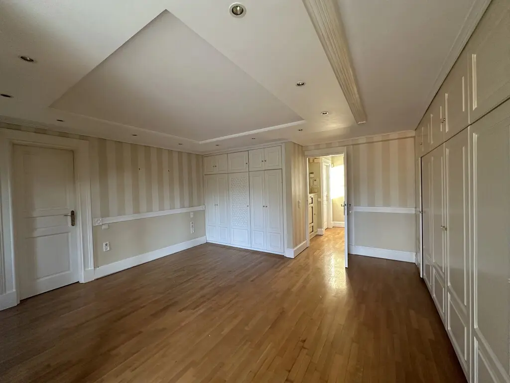 Villa Of 837 M² In Athens