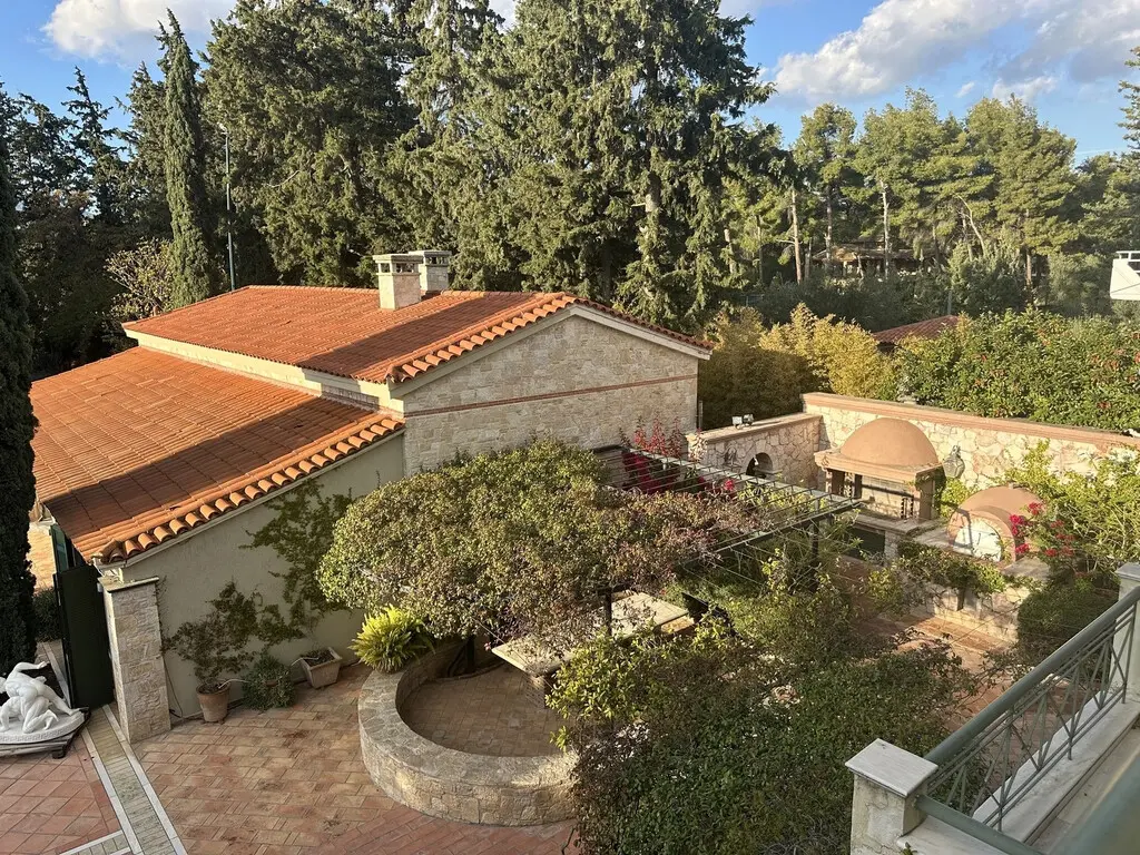 Villa Of 837 M² In Athens