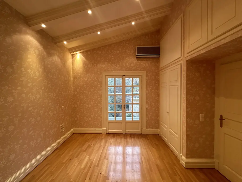 Villa Of 837 M² In Athens