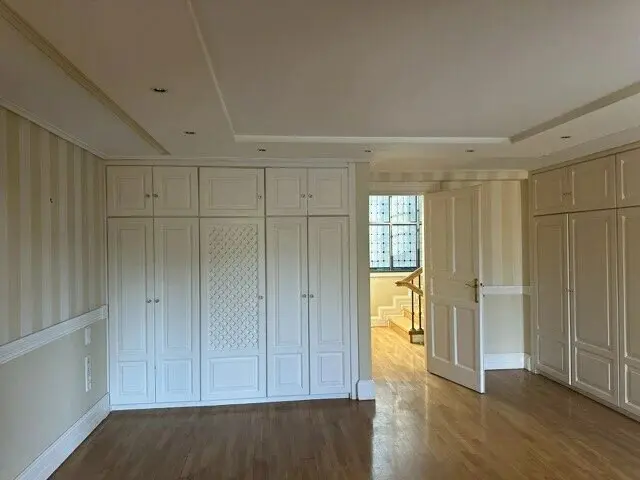 Villa Of 837 M² In Athens