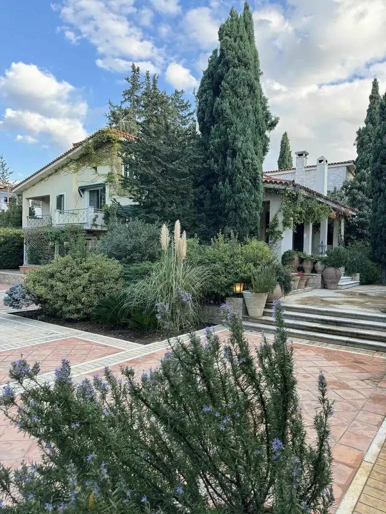 Villa Of 837 M² In Athens