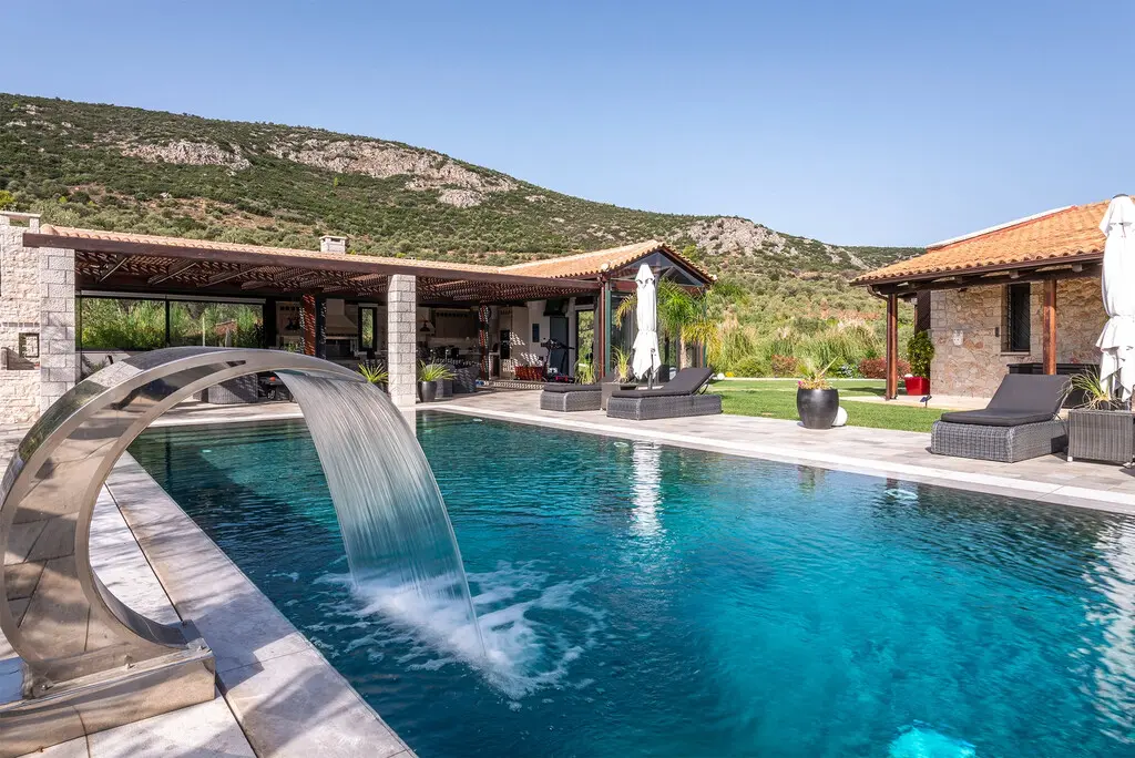 Villa Of 471 M² In Peloponnese