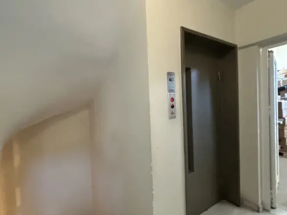 Building In Peristeri, Greece (645 M²)