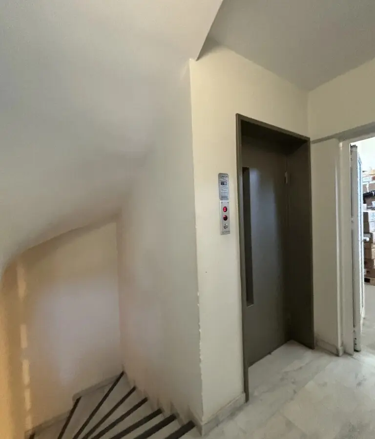 Building Of 645 M² In Athens