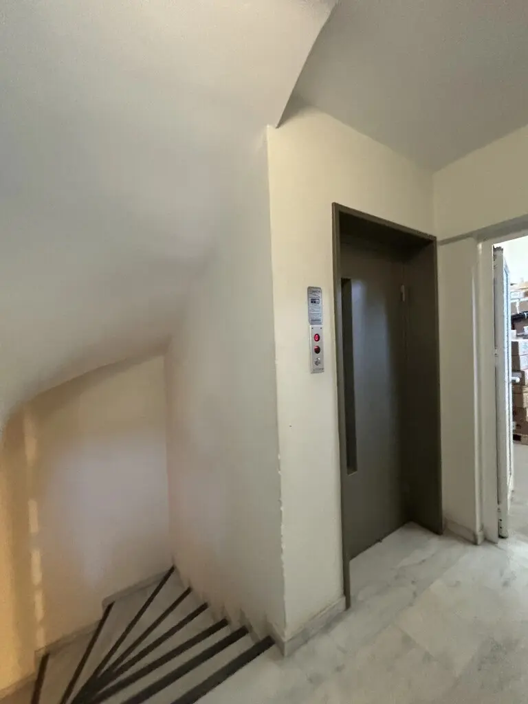 Building Of 645 M² In Athens