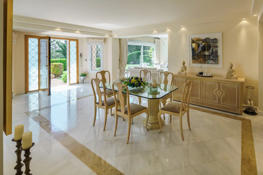 Villa Of 435 M² In Attica