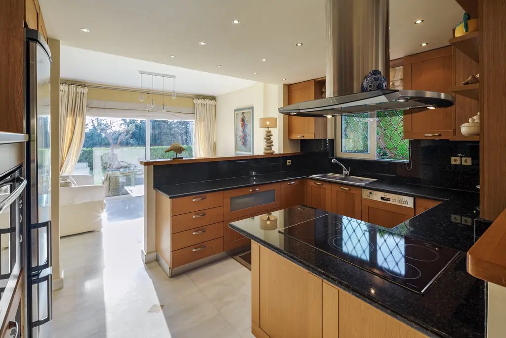 Villa Of 435 M² In Attica