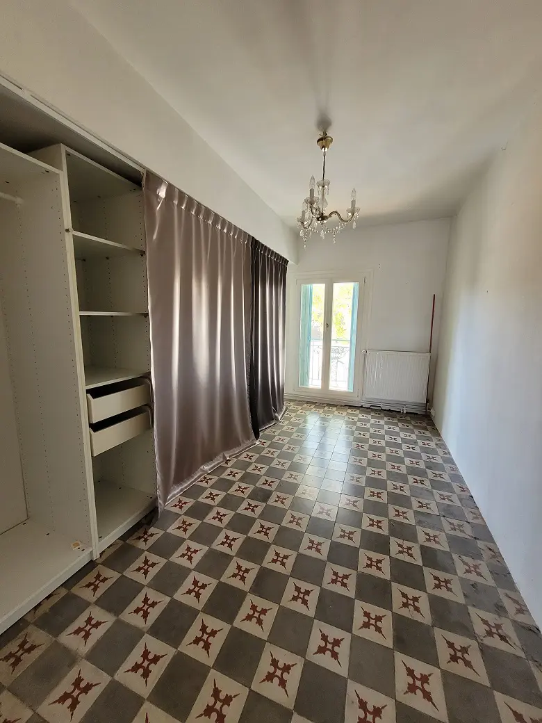 200 M² Residence Located In Autignac, France