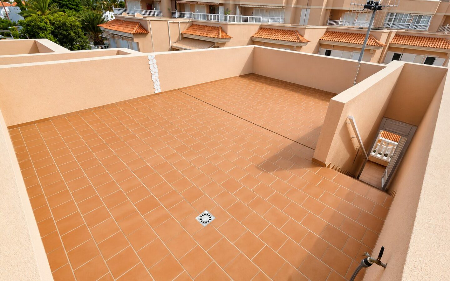 Duplex Of 180 M² With Terraces, 2-car Garage, And Communal Pool In Costa Del Silencio