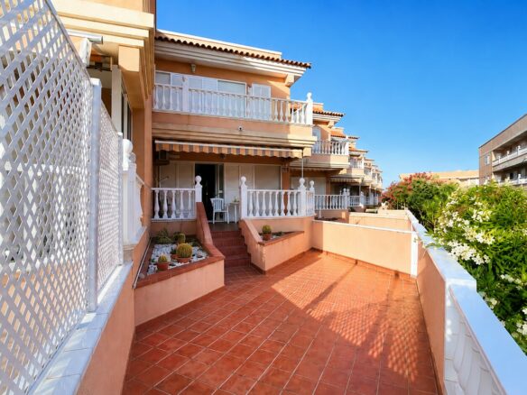 Duplex Of 180 M² With Terraces, 2-car Garage, And Communal Pool In Costa Del Silencio
