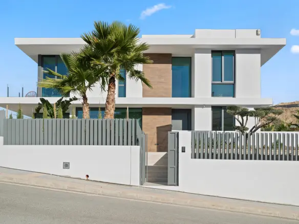 3-bedroom Villa In Benidorm, Spain (226 M²)